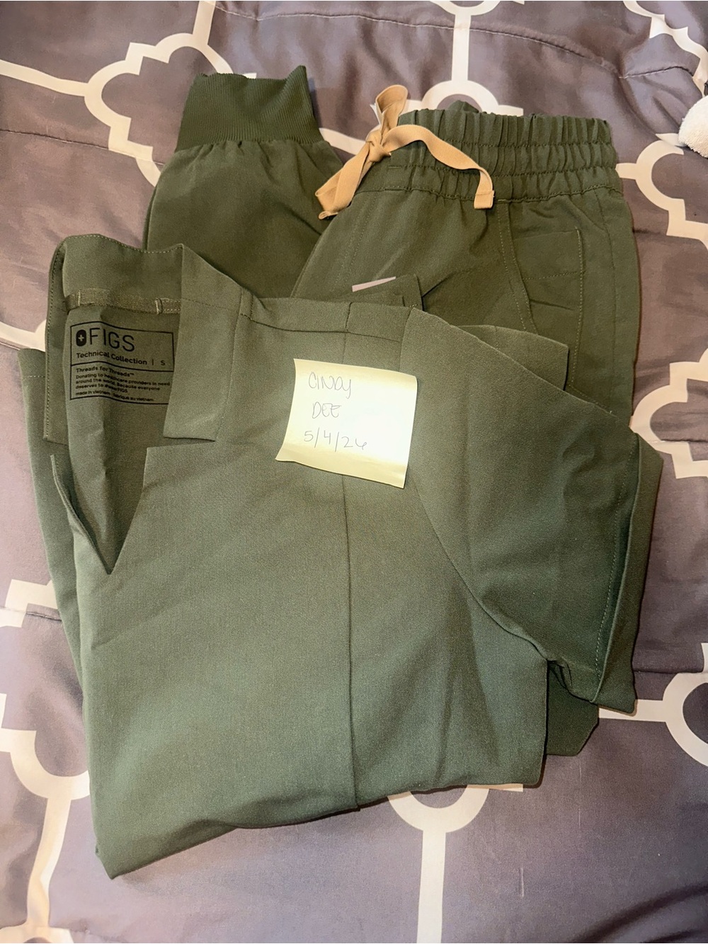 FIGS Women’s Moss Green Scrub set